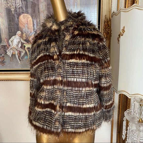 Romeo & Juliet Couture Jackets & Blazers - Romeo & Juliet Couture Faux Fur Jacket